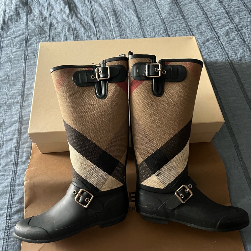 100% Authentic Burberry rain boots women’s size 9.